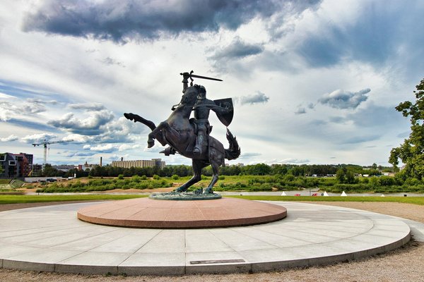 Discover the Magic: The Definitive Guide to Exploring Avebury's Ancient Stone Circles with an Expert Tour.